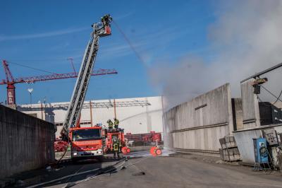 Stuttgart-Hedelfingen: Brand von Muell bei Recyclingunternehmen - B10 in Rauch gehuellt